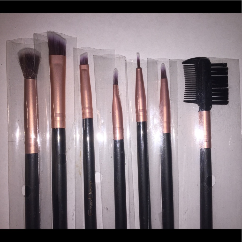 🔖NWT - Free Makeup Brushes W/ $50+ Purchase